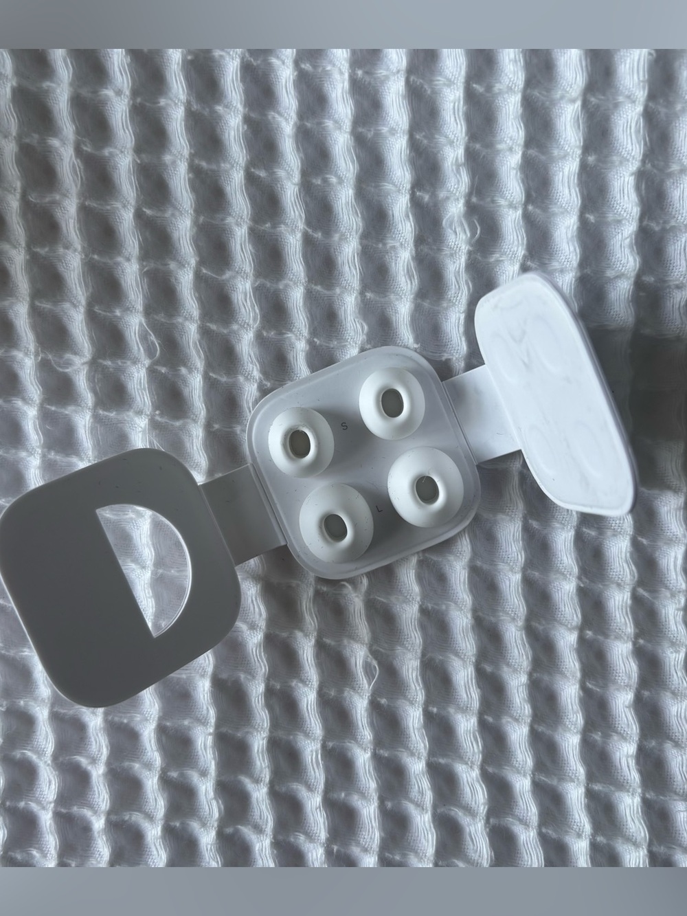 AirPods Pro (1st Gen) with MagSafe Charging Case - Picture 7 of 10